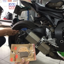 Má phanh sau CBR1000RR 06-13 (chính hãng AHL)